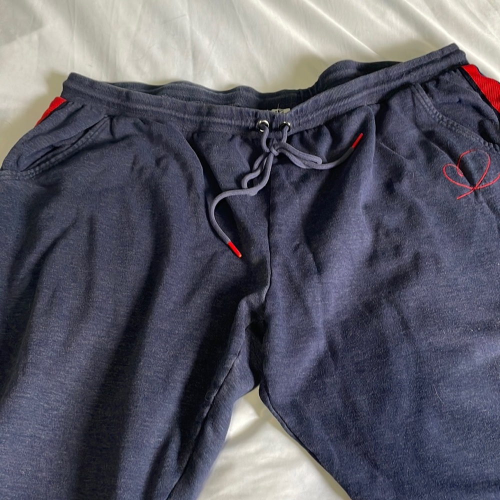 EUC crop length loose fit sweat pants with drawstring.